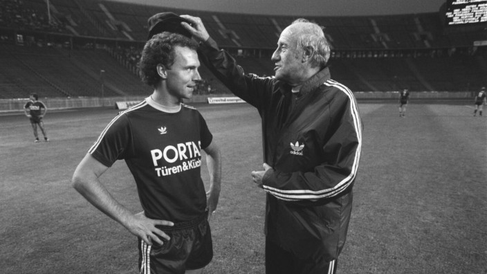 Biographie: Der Spielerversteher: Bundestrainer Helmut Schön ließ seinen Strategen wie Franz Beckenbauer freie Hand auf dem Rasen.