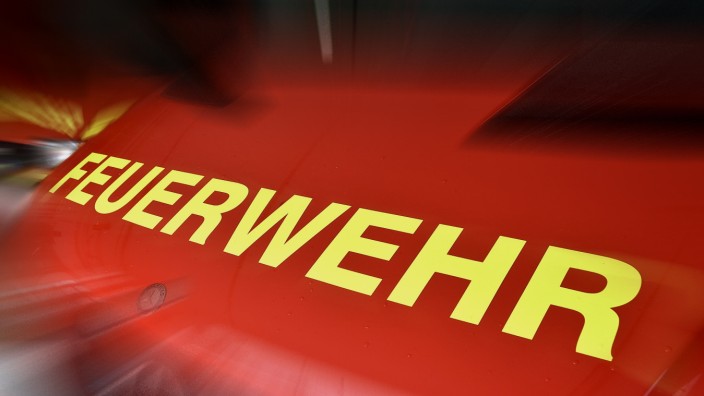 Feuerwehr und Polizei: Feuerwehr-Schriftzug auf Fahrzeug.