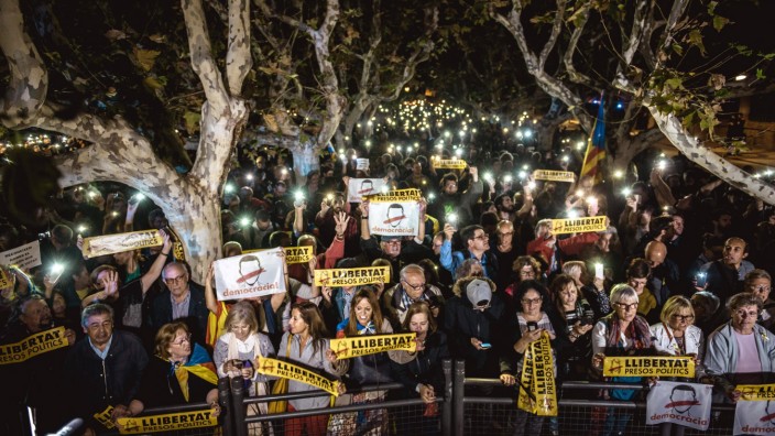 November 2 2017 Barcelona Catalonia Spain Catalan separatists light candles as they protest i