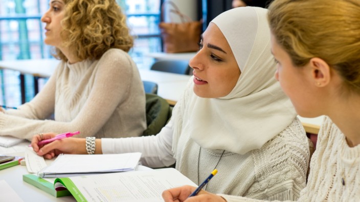 Refugee Teachers Program: Bis zu eineinhalb Jahre, vollgepackt mit Intensivkursen, dauert es, bis die geflüchteten Lehrer in Deutschland vor der Klasse stehen dürfen - aber nur im Team, neben den Klassenlehrern.
