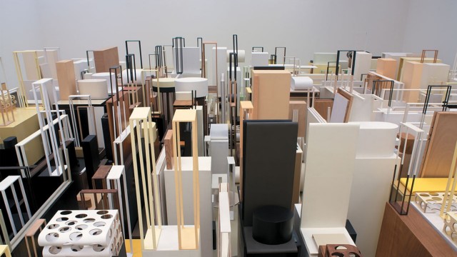 Ausstellung: Einer Skyline ähnelt Nahum Tevets minimalistische Installation "Seven Walks", die hier im Detail zu sehen ist.