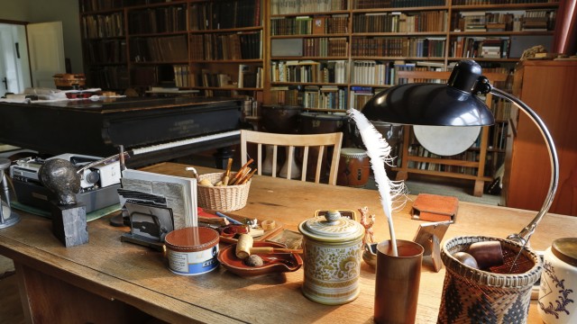 Seltene Einblicke: Die Ausstellung in Benediktbeuern gibt Einblicke in Carl Orffs Arbeitszimmer in Dießen und zeigt das Instrumentarium zu den Carmina Burana.
