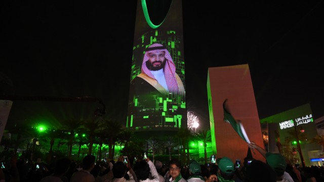 Saudi-Arabien: Kronprinz Mohammed bin Salman, dessen Portrait in Riad während des Nationalfeiertags an einen Wolkenkratzer projiziert wurde, hat nach dem Militär und dem Polizei- sowie Geheimdienstapparat nun auch den letzten Zweig der Sicherheitskräfte unter seine Kontrolle gebracht.