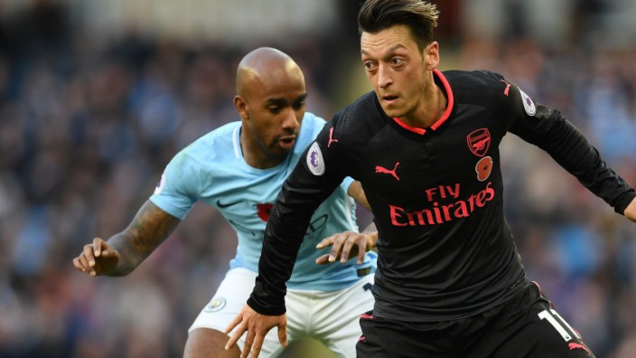 Fußball international: Mesut Özil (r.) kann mit dem FC Arsenal einen weiteren Sieg von Manchester City nicht verhindern.