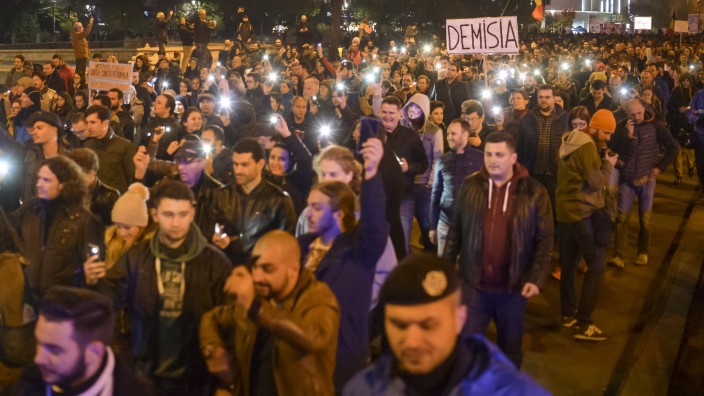 Rumänien: Zehntausende in Bukarest demonstrieren gegen einen Gesetzesentwurf der Regierung, der die Unabhängigkeit der Justiz bedroht.