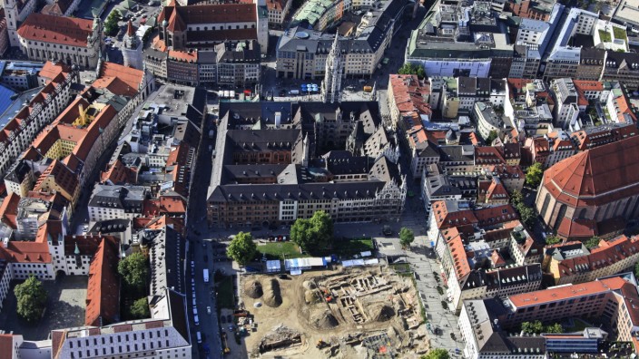 Luftaufnahme von den archäologischen Ausgrabungen am Marienhof hinter dem Rathaus in München