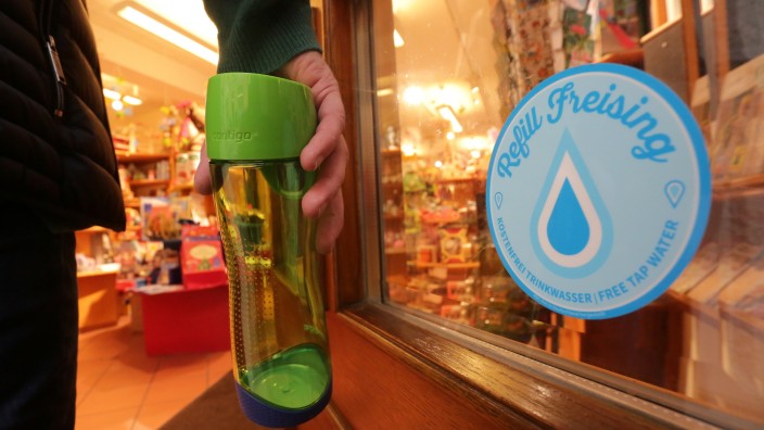 Neue Aktion: In allen Geschäften mit dem Refill-Aufkleber werden mitgebrachte Flaschen kostenlos mit Leitungswasser aufgefüllt. Auch der Hölzlkramer macht schon mit.