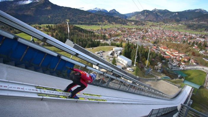 SZ-Serie "Zukunft des Wintersports": Spur ins Grüne: An Bilder wie dieses aus Oberstdorf werden sich Zuschauer und Athleten gewöhnen müssen.