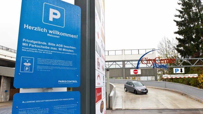Vertragsstrafe: Schilder wie dieses am Eingang zu einem Supermarkt-Parkplatz in der Nähe von München (Archivbild) weisen auf etwaig fällige Parkgebühren hin.