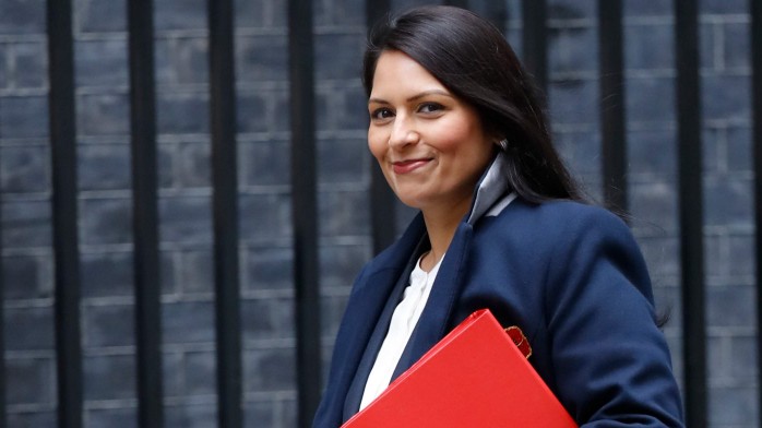 Großbritannien: Priti Patel vor der Downing Street Nummer 10.