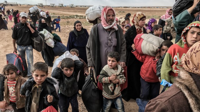 Ai Weiwei im Interview: "Ihre individuellen Geschichten ähneln sich sehr und verbinden sich in ihrer gewaltigen Zahl zu einer einzigen Erzählung riesigen Ausmaßes." Flüchtlinge an der Grenze zwischen Jordanien und Syrien.