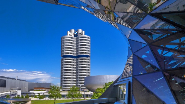 BMW Welt und BMW Vierzylinder Firmenzentrale in Muenchen Deutschland Bayern Muenchen BMW World a