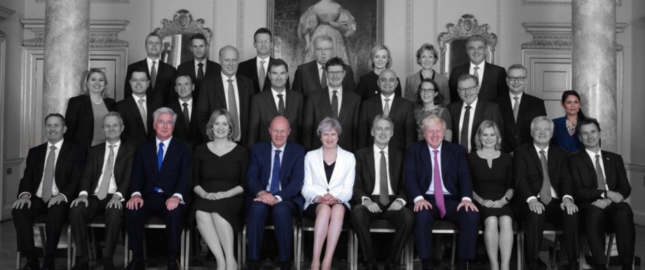 Vor Brexit-Verhandlungen: Theresa Mays Kabinett im Juli 2017 - hervorgehoben v.l.n.r. - Michael Fallon, Damian Green, Theresa May, Boris Johnson und Priti Patel.