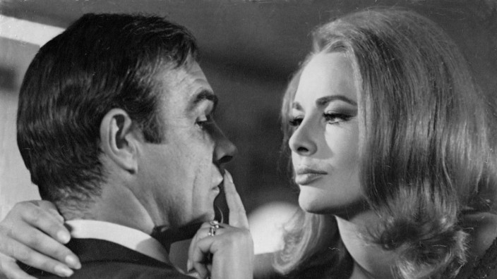 The actors Sean Connery and Karin Dor in a scene from the film 007 You only live twice x06393x