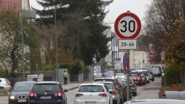 Bürgerversammlung in Attaching: Testweise wird derzeit an der Erdinger Straße in Lerchenfeld geprüft, ob eine Tempobeschränkung auf 30 Stundenkilometer tatsächlich zu einer Lärmreduzierung führt.