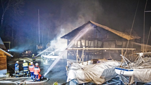 Starnberg: Die Feuerwehr hatte beim damaligen Brand keine Chance, das denkmalgeschützte Holzhaus am Ufer zu retten.