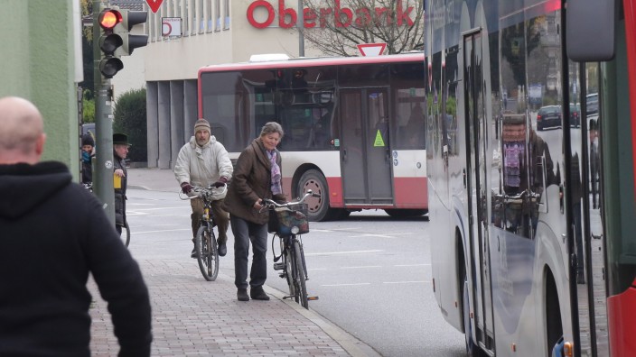 Verkehr: Als Radfahrer hat man es in Freising nicht leicht, auch hier an der Karlwirtkreuzung nicht. Lieber weicht man auf den Gehweg aus, ein Radweg fehlt.
