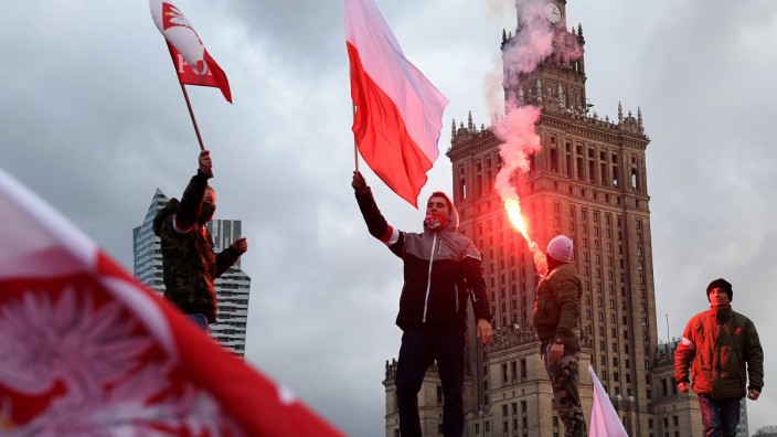 Polen: Eine gespenstische Atmosphäre verbreiteten die Teilnehmer des "Marsches der Unabhängigkeit" in der Warschauer Innenstadt - viele von ihnen vermummte Radikale.