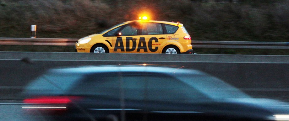 ADAC Pannenhilfe Einsatzfahrzeug während eines Einsatzes auf der Autobahn A66 bei Hofheim Weilbach