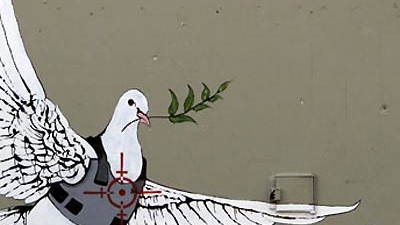Hoffnungsschimmer in Nahost: Den Nahost-Konflikt und die Gewalt hat der britische Künstler Banksy auf dem Sperrzaun und den Mauern von Bethlehem thematisiert. Die kunstvollen Graffitit ziehen sogar Mauertouristen an.