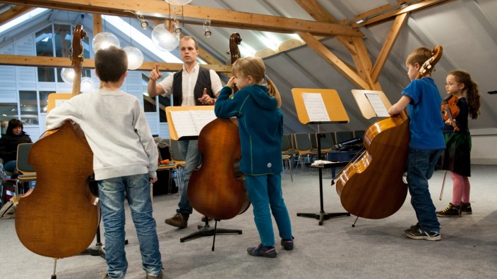 Musikschule Garching: Auch in der Kinderausführung sind die Instrumente von Hendrik Fuß' Schülern Lorenzo, Malena und Tim imposant anzusehen.