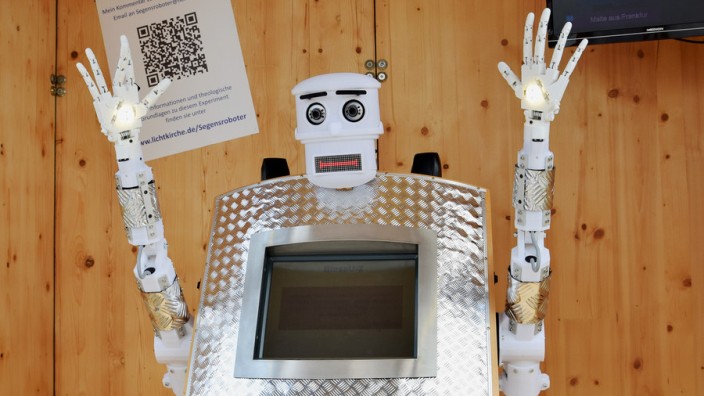 Digitale Kirche: Der Roboter "BlessU-2" erteilt seinen Segen in sieben Sprachen, sogar im hessischen Dialekt.