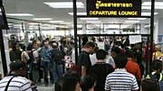 Unruhen in Thailand: Passagiere warten am 28. November 2008 am Militär-Flughafen U-Tapao 140 Kilometer  südöstlich von Bangkok auf ihren Heimflug.