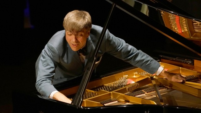 Ottobrunn: Moritz Eggert am Piano.