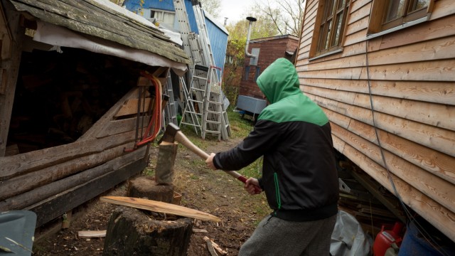 Leben im Bauwagen: Holzhacken gehört für die Wagenplatzbewohner zum Gemeinschaftsleben dazu.