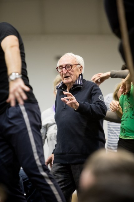 Willy Brummer, Statist 90-jährig bei einer Opern-Probe im Proberaum im McGraw Probengebäude in der der Soyerhofstr.11 (mit schwarzem Pulli)