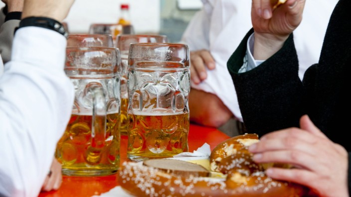 Alkohol : Das Bier zur Brezn dürfen sich Jugendliche auf dem Grafinger Volksfest weiterhin gönnen, vorausgesetzt, sie sind mindestens 16 Jahre alt.
