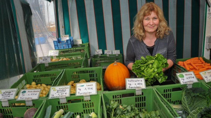 Einkauf am Stand: Seit mehr als zehn Jahren verkauft Rosemarie Kreilinger Obst und Gemüse aus ihrer eigenen Landwirtschaft auf Münchner Wochenmärkten.