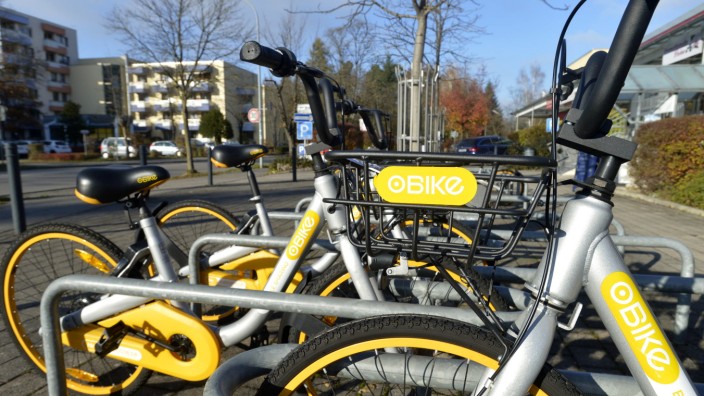 Leihfahrräder: Mieträder des privaten Anbieters Obike gibt es auch in Ottobrunn wie hier Am Brunneck. Verleihstationen für MVG-Räder soll es indes nicht geben.