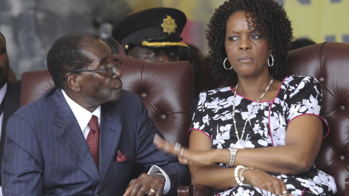 Porträt einer Herrscherfamilie: Im Februar feierte Simbabwes Präsident Robert Mugabe seinen 93. Geburtstag. Seine Frau Grace soll das fast zwei Millionen Euro teure Fest initiiert haben.