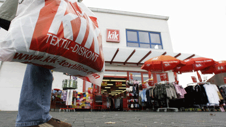 Ausbeutung durch KiK und Lidl: Hauptsache billig: Beim Textildiscounter KiK gibt es Bekleidung für wenig Geld - auf Kosten der Fabrikarbeiter in Bangladesch.