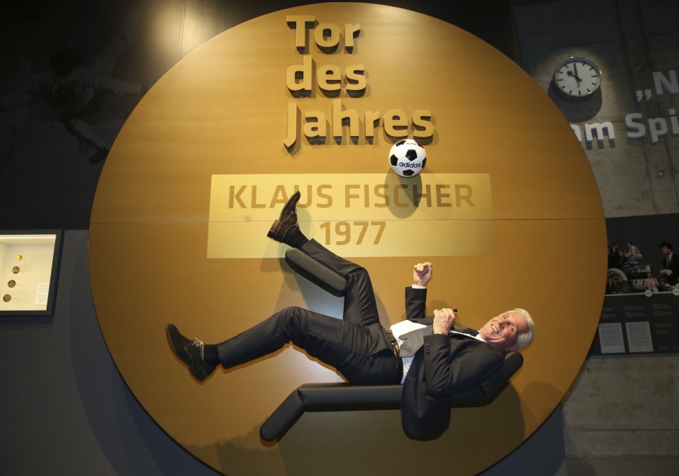 Klaus FISCHER in der Ausstellung am Fallrueckzieher Simulator Gala zur Eroeffnung des Deutschen Fu; Klaus Fischer Fallrückzieher Museum