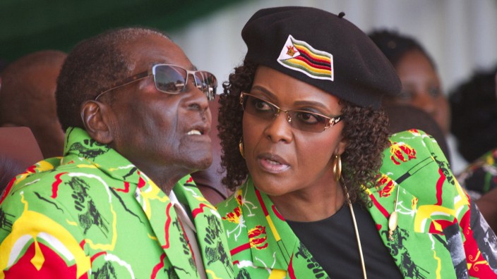 Simbabwe: Ebenso berühmt wie berüchtigt: Diktator Robert Mugabe, 93, und seine Frau Grace, 52, im Juni dieses Jahres.