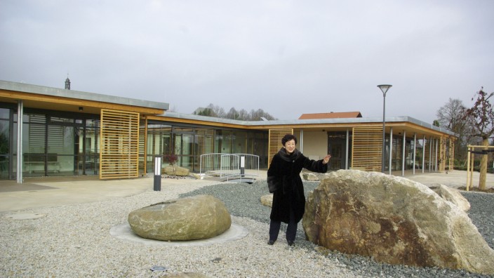 Oberfranken: Spenderin Kazuko Yamakawa kam zur Eröffnung des Seniorenhauses aus Japan ins Fichtelgebirge. Es trägt ihren Namen.