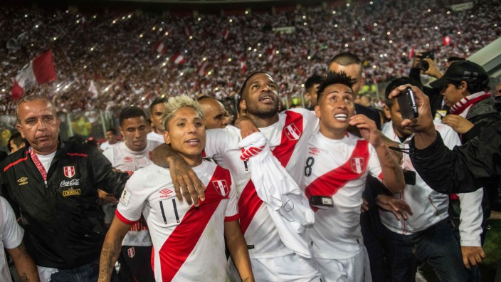 Peru bei der Fußball-WM: Der Held in der Mitte: Jafferson Farfán feiert mit Raul Ruidiaz (links) und Christian Cueva.