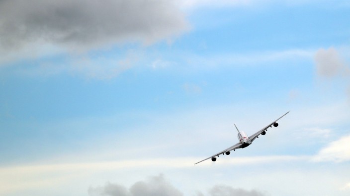 Gesundheit: Im Erdinger Moos hebt ein Airbus A380 ab, das größte Passagierflugzeug der Welt.