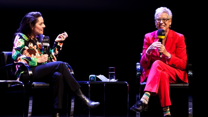 Literaturfest: "Ich will alles - und noch viel mehr!" Die New Yorker Autorin Ariel Levy (links) spricht über Feminismus in den USA - und Kuratorin Doris Dörrie kontert bei der Literaturfest-Eröffnung mit einem Schlager von Gitte Haenning.