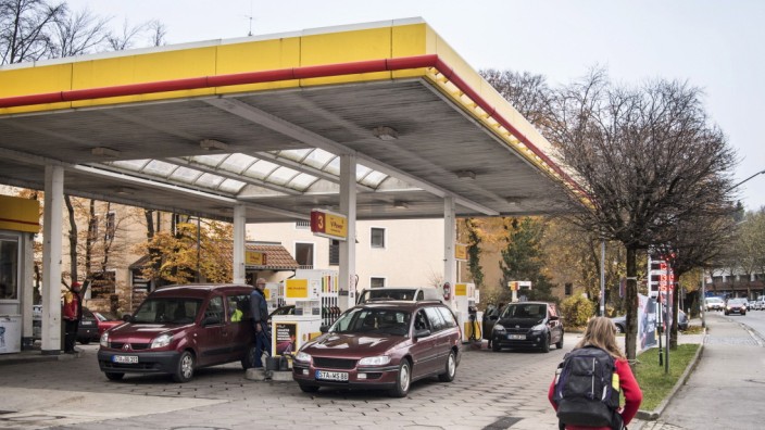 Polizei: An dieser Ausfahrt der Tankstelle an der Münchner Straße ist die 81-jährige Frau schwer verunglückt.