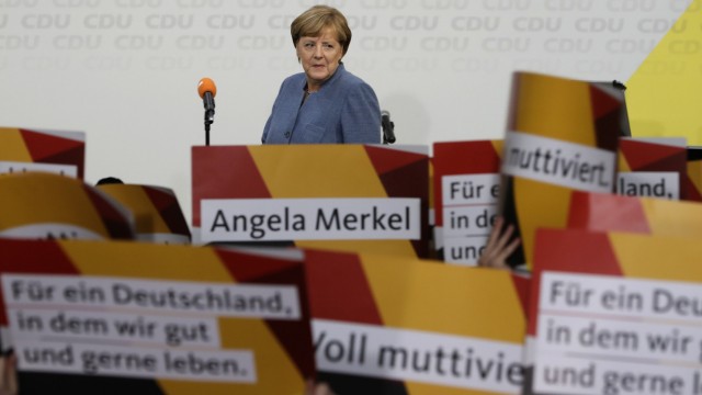 Angela Merkel: Voll muttiviert? Die CDU gibt sich Mühe, bei Merkels Auftritt am Wahlabend Feierlaune zu verbreiten.