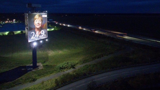 Überdimensionales Wahlplakat wirbt für Angela Merkel
