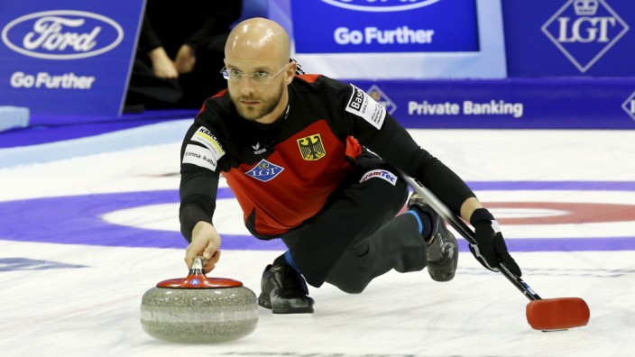 04 04 2016 Basel Schweiz Curling Weltmeisterschaft St Jakobshalle Bild zeigt Skip Alexander Baum; Curling