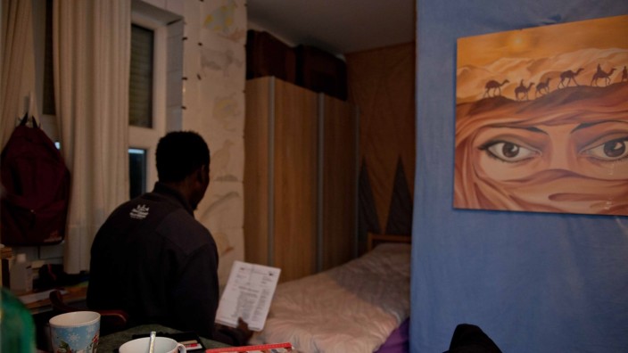 Gekündigter Zuwanderer: Salomon Kafour an einem Tag Anfang November in seinem Zimmer in Oberelkofen.