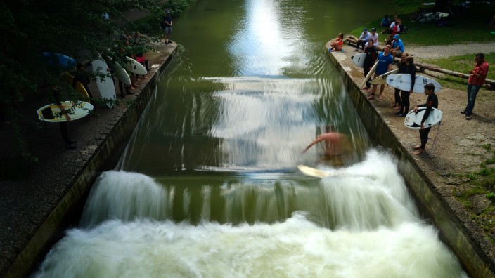 Freizeit: Beliebte Brecher: Das Regulieren der Wasserstände im Floßkanal ist kompliziert, weil auch andere Flussarme zu berücksichtigen sind.