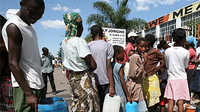 Simbabwe: Die Einwohner Harares warten vor einer Fabrik für Wasser - die Leitungen sind mit Cholera-Erregern verseucht.