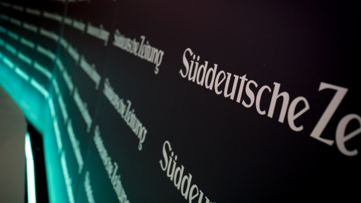 Schülermedientage 2023: Die "Süddeutsche Zeitung" ist mit mehreren Redakteurinnen und Redakteuren bei den Schülermedientagen vertreten.