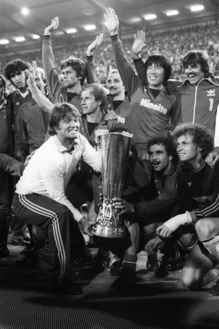 Eintracht Frankfurt UEFA Cup Sieger 1979 1980 hi v li Bruno Pezzey Jürgen Grabowski Werner Lor